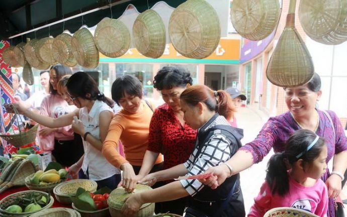 海南白沙黎族"三月三 上演美食盛宴