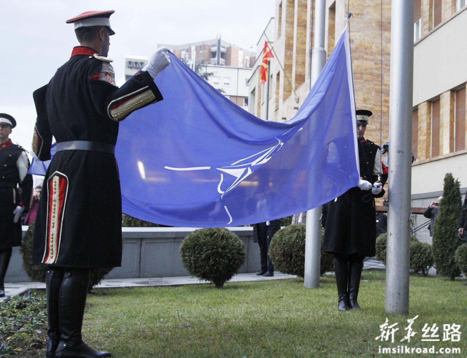 2月11日,在北马其顿首都斯科普里,北马其顿国家卫队队员在议会大厦前