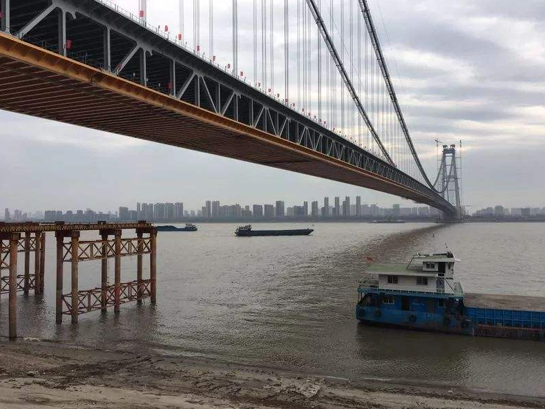 这座武汉杨泗港长江大桥8日通车,标志着长江上首座双层公路大桥正式