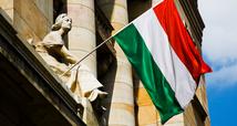  Italy's business confidence rises to 10-year record