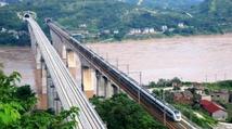 Major railway in western China starts operation