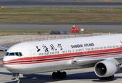 China's Shanghai Airlines receives its 1st Boeing 787 Dreamliner 