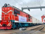 Freight train carrying oranges launched from central China to Hanoi 