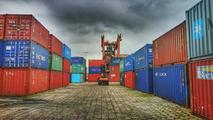 China's export container shipping index declines in March