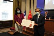 Chinese, Chilean FMs talk over phone on ties, cooperation