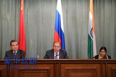 外交部长王毅（左）同俄罗斯外长拉夫罗夫（中）、印度外长斯瓦拉吉共同会见记者。