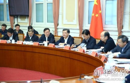 图为汪洋主持召开座谈会听取北京市政府和部分企业的意见和建议　（记者丁海涛摄）