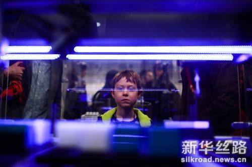 4月27日，在德国汉诺威工业博览会上，一名男孩在Festo集团展区参观数字化工厂模型。新华社记者张帆摄