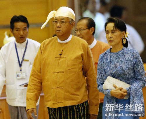 3月30日当选总统吴廷觉（左）和全国民主联盟（民盟）主席昂山素季（右）抵达联邦议会会议现场。