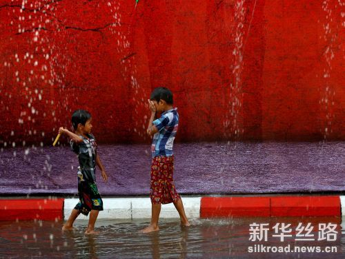 4月12日，在缅甸仰光，两名男孩在泼水节庆祝活动上玩水。