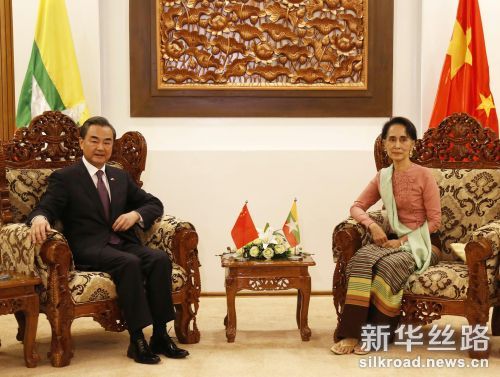4月5日，中国外交部长王毅（左）在缅甸内比都与缅甸外长昂山素季举行会谈。