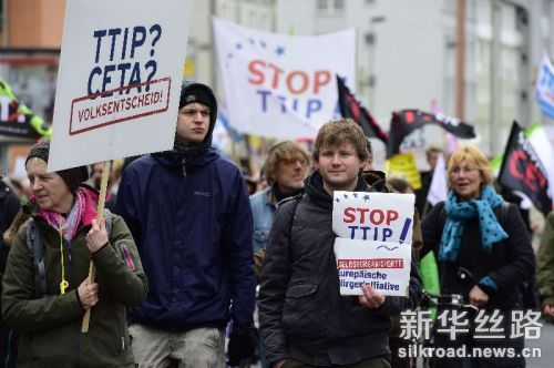 4月23日，在德国汉诺威市，抗议者手举反对TTIP的标语参加游行。