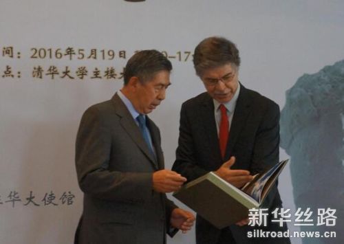 阿德南王子（右）为孔丹理事长（左）赠送画册（新华社记者 邢广利摄）