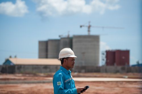 图为5月21日在印度尼西亚西加里曼丹省吉打邦县的印尼宏发韦立氧化铝公司拍摄的一名工人  新华社发（维里摄）