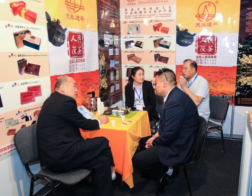 图为5月22日在阿拉木图当地客商在展台咨询来自中国陕西的茶 新华社发（米赫耶夫摄）