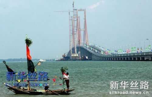 图为2009年正式建成通车的东南亚最大跨海大桥——印尼泗马大桥　记者岳月伟摄