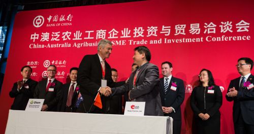 5月23日，在澳大利亚悉尼，企业代表在洽谈会上签约  新华社发（朱宏业摄）