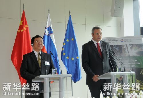 图为5月24日，在斯洛文尼亚布尔多，中国国家林业局局长张建龙（左）与斯洛文尼亚农业、林业和食品部长德扬·日丹出席新闻发布会　记者薛群摄