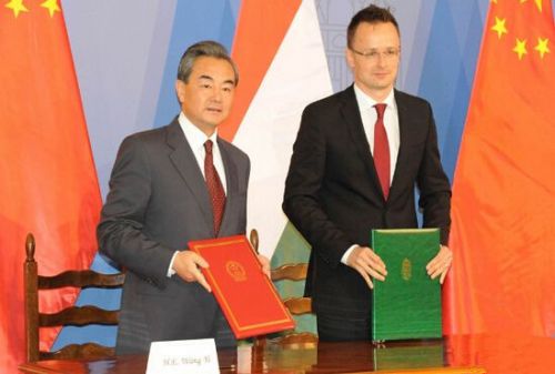 中国外交部长王毅（左）与匈牙利外长西亚尔托签署“一带一路”合作文件