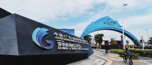广东、天津、福建自由贸易试验区总体方案3月24日获中央审议通过。其中，与天津、福建相比，广东自贸区有一个引人注目的特点：由南沙新区、前海蛇口片区、珠海横琴新区3个区域组成，形成了总面积达到116.2平方公里的独特“一园三片区”格局。广东主打港澳牌，将建立粤港澳金融合作创新体制、粤港澳服务贸易自由化以及通过制度创新推动粤港澳交易规则的对接。