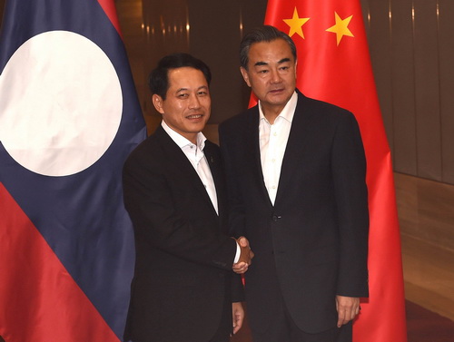 图为6月13日，外交部长王毅会见出席中国—东盟国家外长特别会议的老挝外长沙伦赛