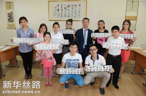 6月20日，在乌兹别克斯坦塔什干，学生们在塔什干国立东方学院展示自己的书法作品