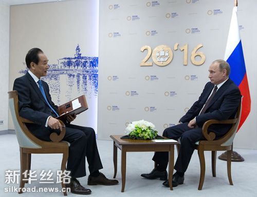 6月17日，在俄罗斯圣彼得堡，俄罗斯总统普京接受新华社社长蔡名照独家专访。新华社记者 白雪骐 摄