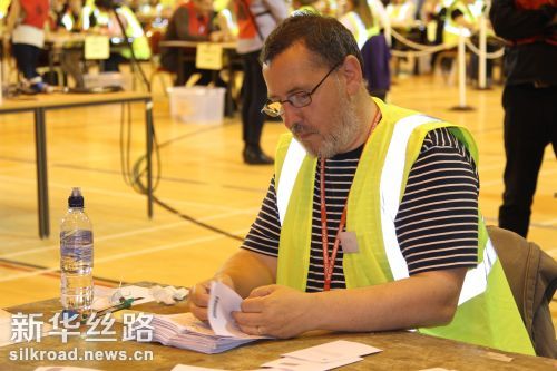 图为6月23日晚在英国苏格兰首府爱丁堡，工作人员统计英国“脱欧”公投爱丁堡地区的选票　记者郭春菊摄