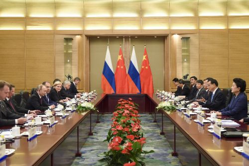 6月25日，国务院总理李克强在北京人民大会堂会见俄罗斯总统普京