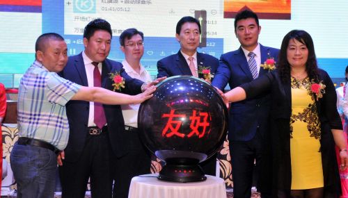 6月27日，参加活动的嘉宾按动启幕水晶球。当日，中韩友好发展健康文化旅游年宁夏活动在银川市启动。