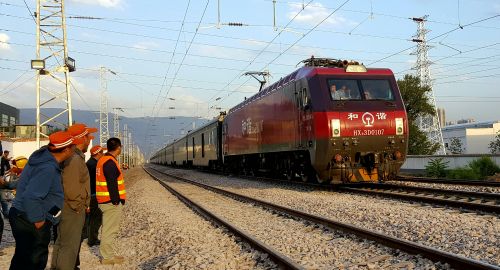 6月28日6时26分，首列客车沿陇海铁路上行线经过拨接点。