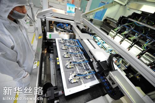 天合光能有限公司的工作人员在电池生产线上作业  记者韩瑜庆摄
