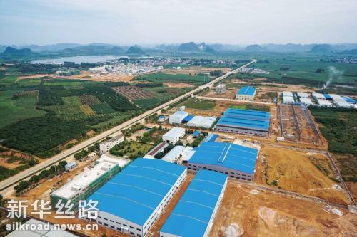 图为2015年11月拍摄的位于广西崇左市扶绥县的广西中国-东盟青年产业园正在建设的厂房