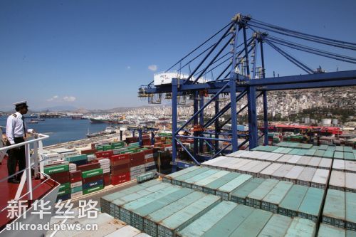 6月11日，中国远洋海运集团的巴拿马号货轮停靠在希腊比雷埃夫斯港  新华社发（马里奥斯·罗洛斯摄）