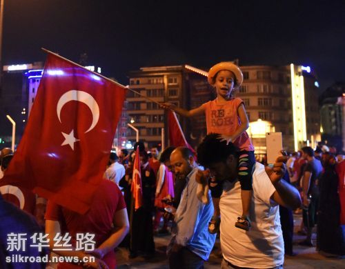 7月17日晚至18日凌晨，土耳其民众在伊斯坦布尔的阿塔图尔克机场和塔克西姆广场等地举行集会，支持总统埃尔多安 记者贺灿铃摄