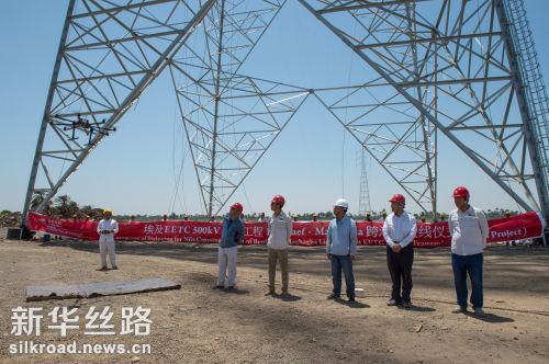 6月30日，在埃及贝尼苏韦夫省，来自中国国家电网的中方施工团队在工地举行输电工程放线仪式 记者孟涛摄