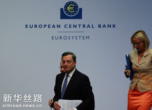 图为7月21日欧洲央行行长德拉吉（左）在德国法兰克福的欧洲中央银行总部出席新闻发布会　记者罗欢欢摄