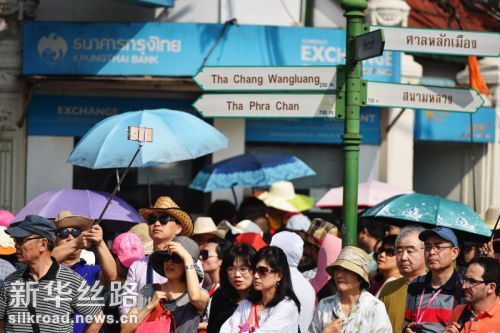 2月11日，在泰国曼谷，游客在大皇宫附近的一个路口等候 记者李芒茫摄