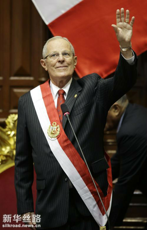 图为秘鲁新总统库琴斯基宣誓就职