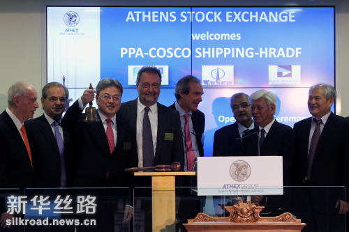 图为8月10日,在希腊雅典股票交易所,中国远洋海运集团董事､总经理万敏(左三)鸣响开市铃