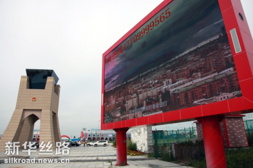 图为在中哈霍尔果斯国际边境合作中心国门旁的户外大屏正播放霍尔果斯发展的宣传片
