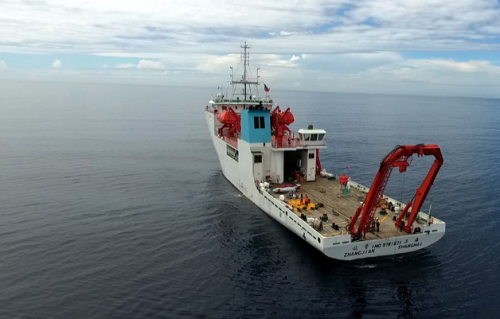 图为8月14日，“张謇”号在新不列颠海沟西部海域开展海洋环境调查