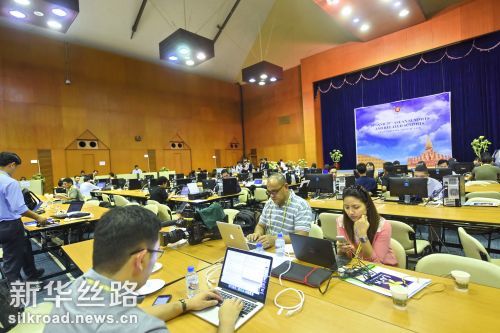 9月5日，在老挝首都万象，记者们在 2016年度东盟峰会及东亚合作领导人系列会议媒体中心工作 记者秦晴摄