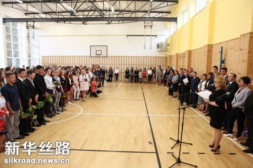 9月5日，米库拉沙·科瓦察中学校长阿莱娜在开学典礼上致辞 新华社发（安德烈·克里赞　摄）　　