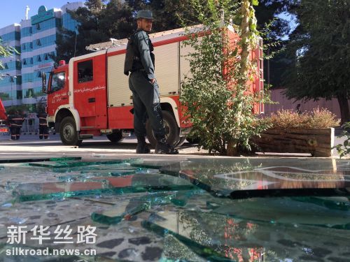这是9月6日在阿富汗喀布尔遭袭现场拍摄的散落在地上的玻璃碎片 新华社　欧新中文