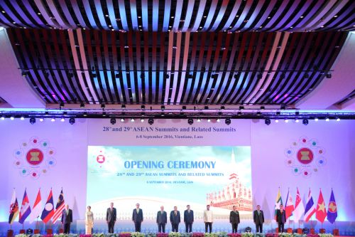 9月6日，在老挝首都万象，东盟10国领导人出席峰会开幕式 新华社发（王申摄）