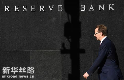 图为9月6日一名男子从澳大利亚储备银行（央行）标志前走过　新华社　法新