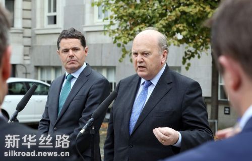 9月2日，爱尔兰财政部长迈克尔·努南（右）在都柏林对媒体发表讲话 新华社　法新