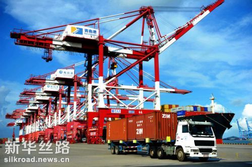 8月8日，在山东青岛港外贸集装箱码头，车辆在运送集装箱 新华社发（俞方平 摄）