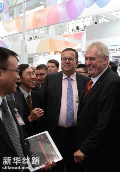 10月3日，在捷克布尔诺举行的国际机械博览会上，捷克总统泽曼（右一）参观中国馆  记者王义摄